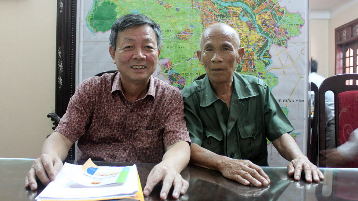Ông Trần Văn Thêm (phải) và ông Nguyễn Văn Hòa - người đại diện theo ủy quyền và đồng hành cùng kêu oan với ông Thêm trong nhiều năm qua - Ảnh: T.Lụa