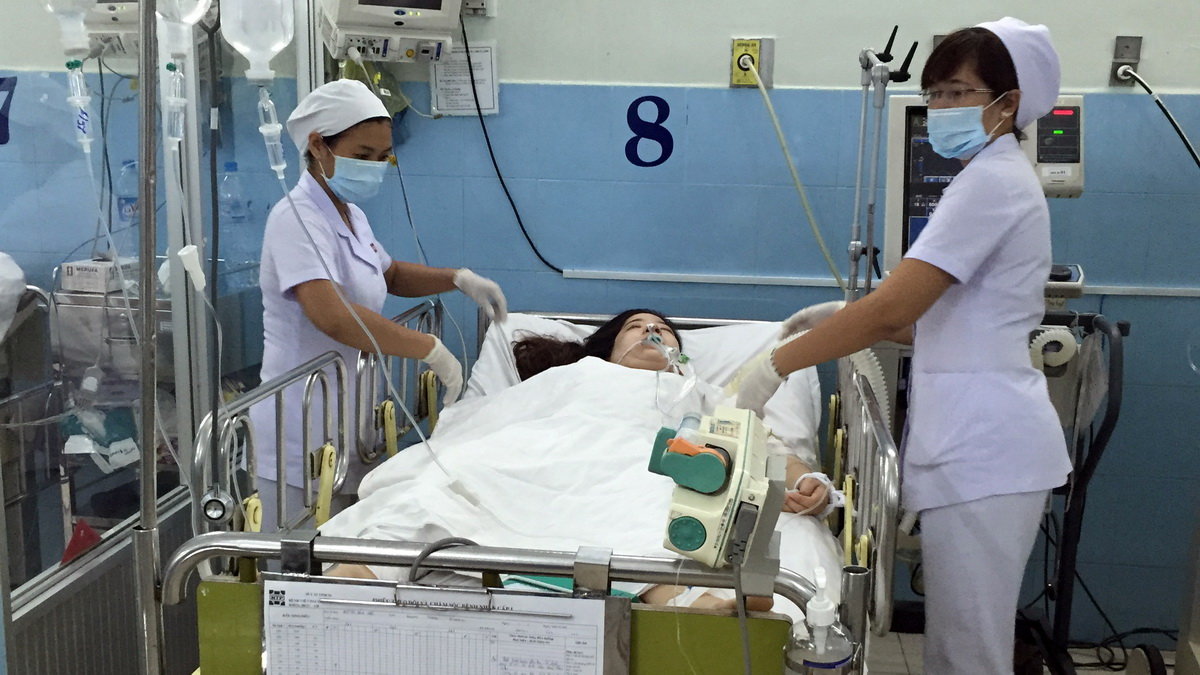 Một trong 4 người bị ngộ độc khí đốt đang nằm điều trị tại BV Nguyễn Tri Phương - Ảnh: Thuỳ Dương