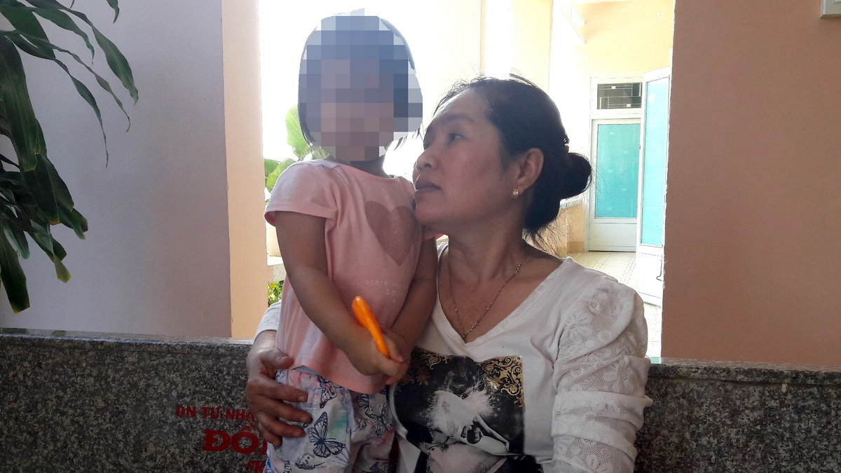 Cháu bé tại Công an thị xã Lagi đang được gia đình chăm sóc - Ảnh: Nguyễn Nam