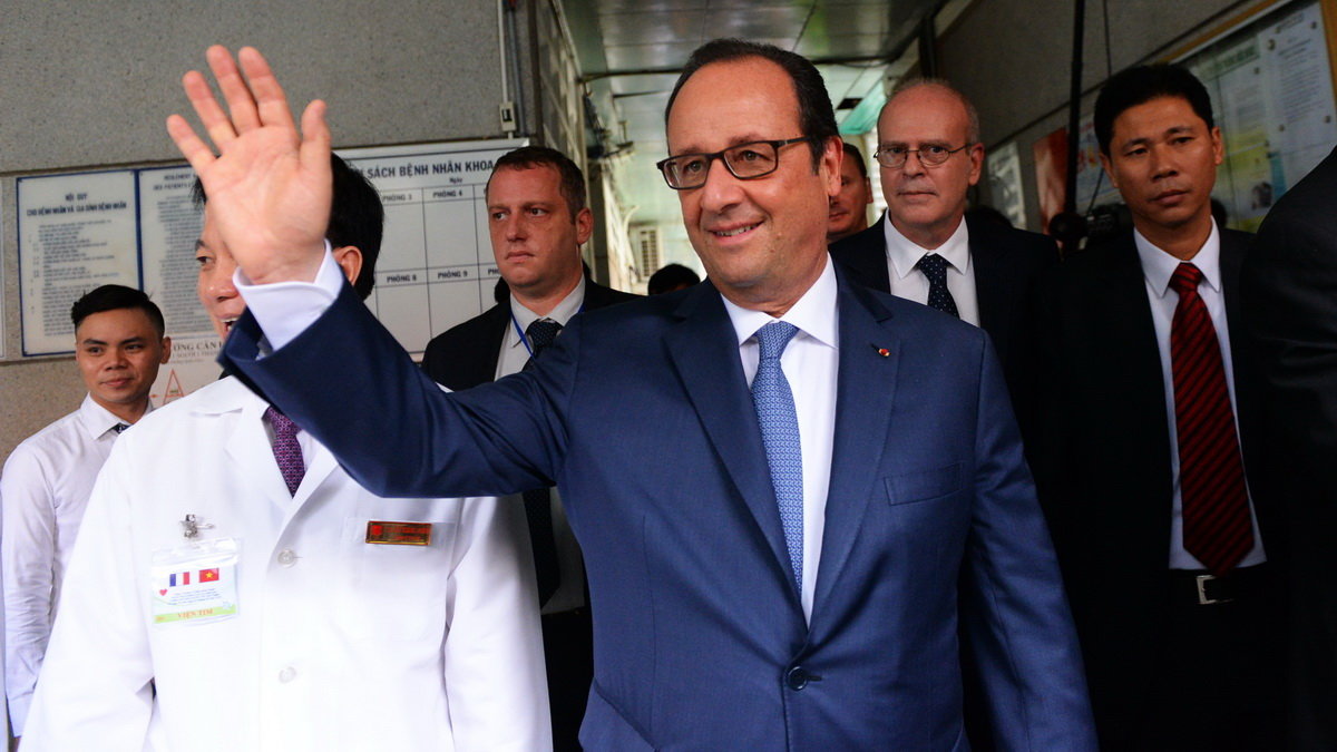 Tổng thống Pháp vẫy tay chào người dân đang điều trị tại Viện tim - Ảnh: HỮU KHOA