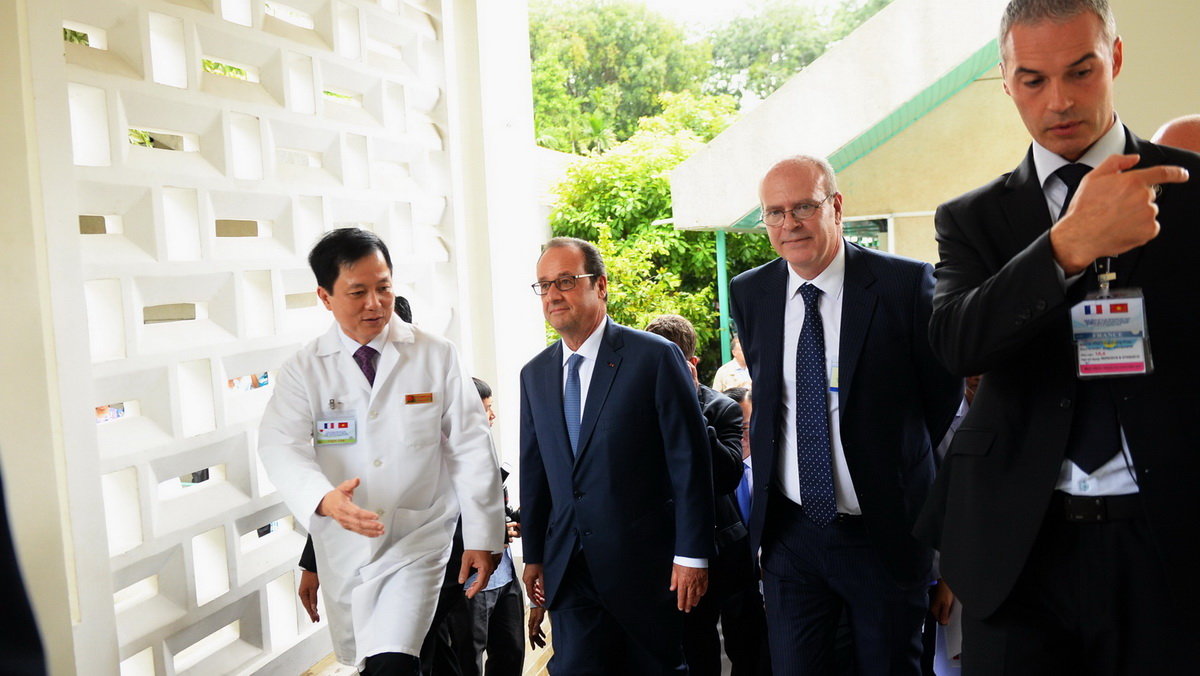 Tổng thống Pháp Francois Hollande tham quan Viện tim - Ảnh: HỮU KHOA
