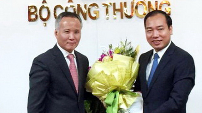 Trưởng Trần Quốc Khánh (trái) trao quyết định cho Vụ trưởng Vụ Tổ chức cán bộ mới - Ảnh: Minh Khuyên