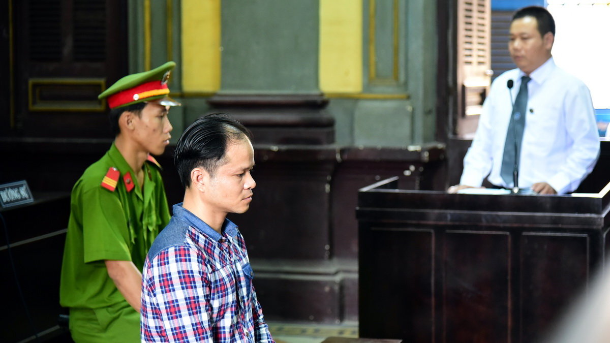 Bị cáo Võ Văn Minh trả lời thẩm vấn của luật sư - Ảnh: Hữu Thuận