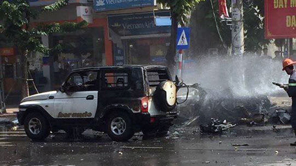 Chiếc taxi cháy rụi sau vụ nổ - Ảnh: CTV