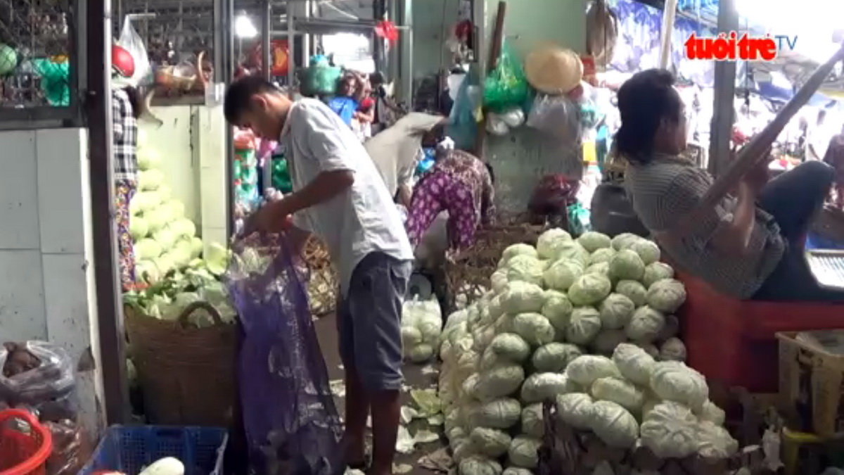 Tiểu thương chợ Long Xuyên đang lo lắng khi dờ qua chợ mới việc buôn bán sẽ ế ẩm