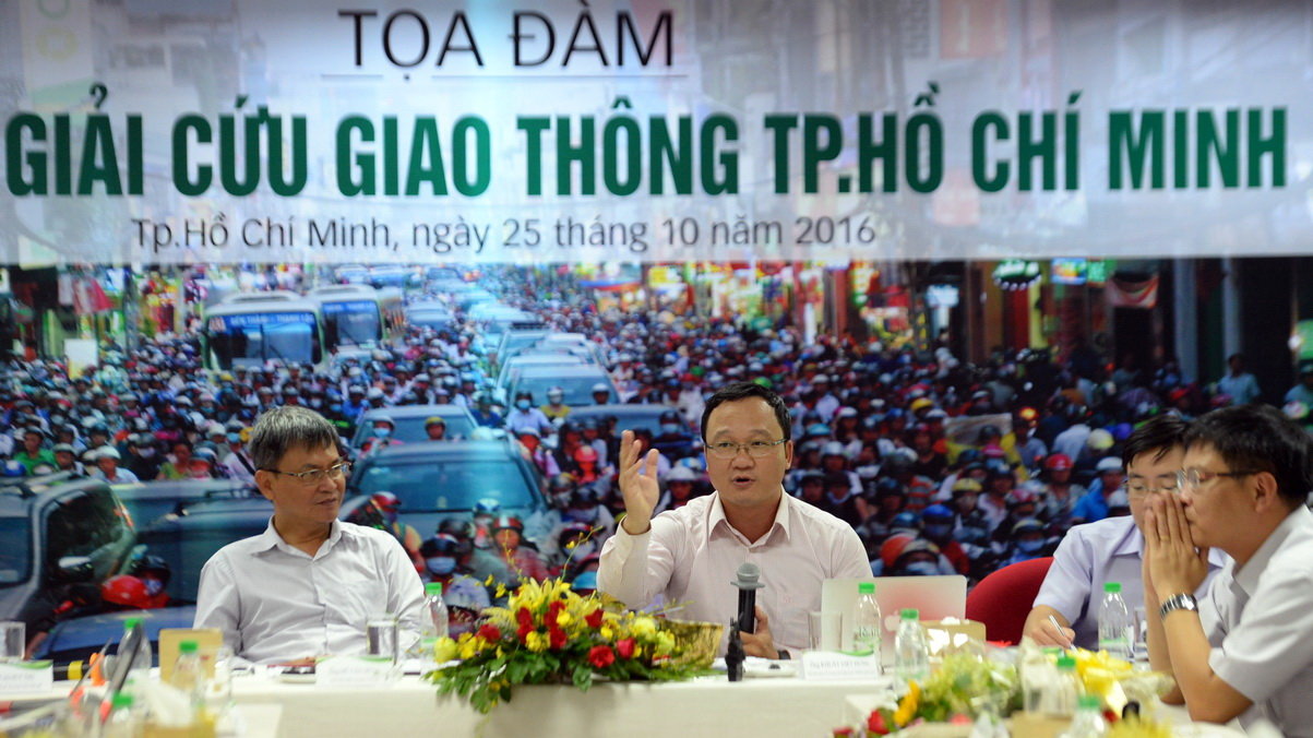 Ông Khuất Việt Hùng - Phó chủ tịch Ủy ban An toàn giao thông quốc gia  trao đổi với các đại biểu tại buổi tọa đàm hiến kế giải cứu giao thông TP.HCM - Ảnh: Hữu Khoa