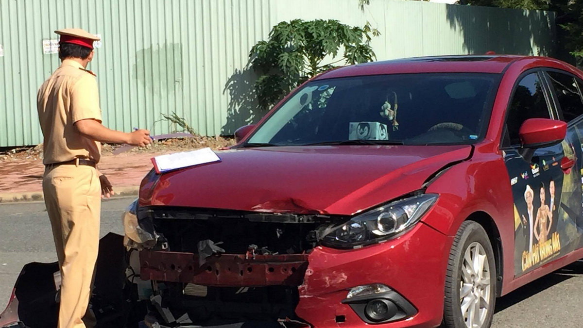 Chiếc ôtô màu đỏ nát đầu sau cú tông - Ảnh: H.T.D.P