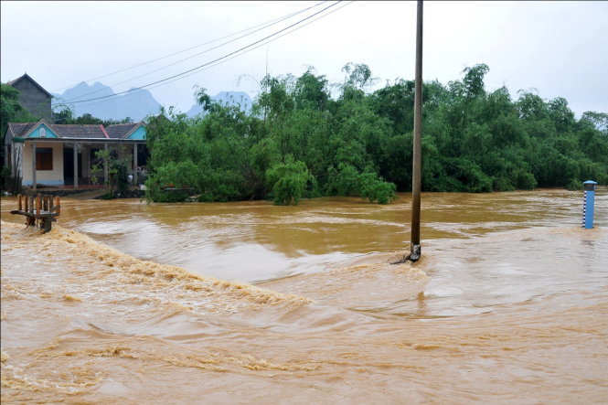 Lũ vẫn tiếp tục tràn về với cường độ mạnh nhưng chưa chạm mốc lũ lịch sử - Ảnh: Phạm Văn Thức