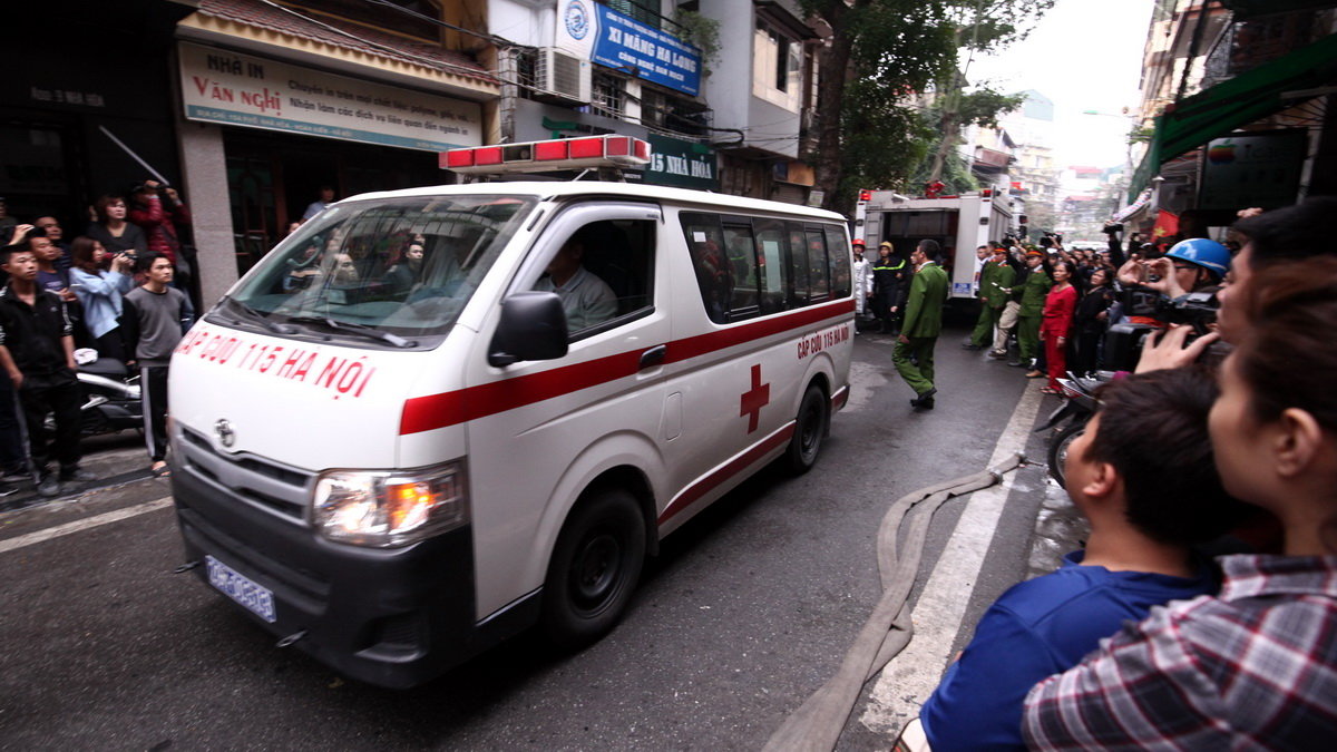Xe cấp cứu đưa nạn nhân tử vong ra khỏi đám cháy - Ảnh: Nam Trần