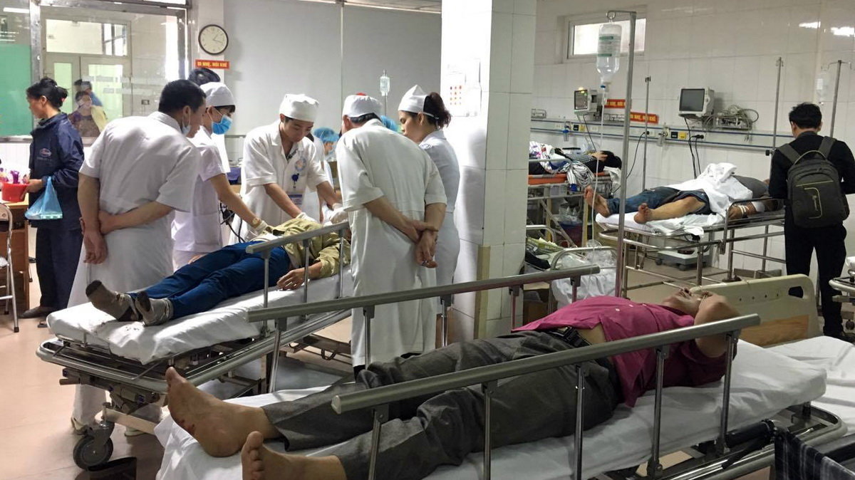 Các nạn nhân đang được cấp cứu tại Bệnh viện đa khoa 115 Nghệ An - Ảnh: Doãn Hòa