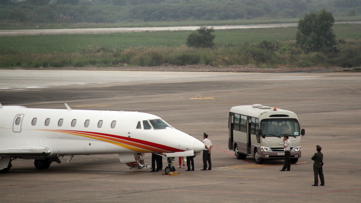 Lực lượng an ninh làm nhiệm vụ khi một chuyến bay hạ cánh ở sân bay Đà Nẵng - Ảnh: Hữu Khá