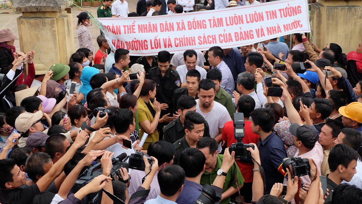 Các chiến sĩ CSCĐ, cán bộ được người dân Đồng Tâm thả sau cam kết của chủ tịch Nguyễn Đức Chung - Ảnh: Xuân Long