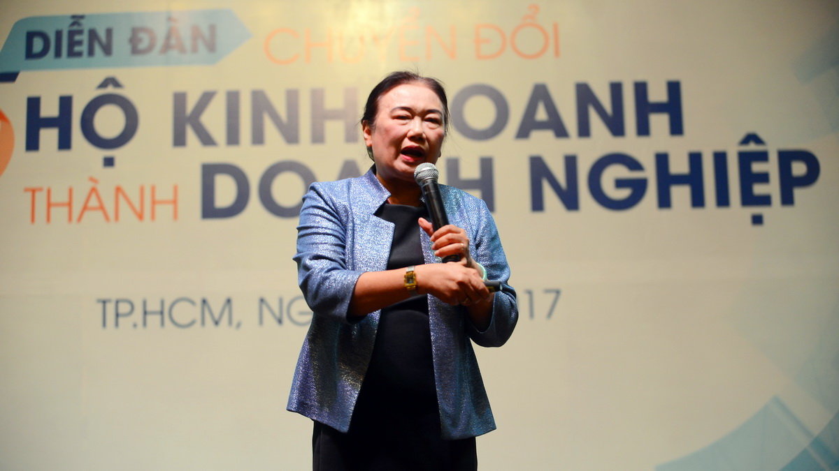 Bà Nguyễn Thị  Cúc - Chủ tịch Hội tư vấn Thuế VN trình bày tham luận - Ảnh: QUANG ĐỊNH