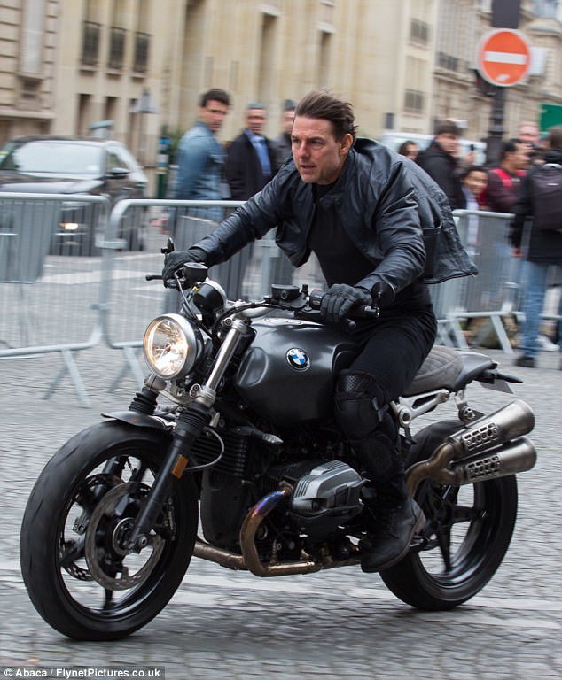  Tom Cruise monta una motocicleta en el set de Misión Imposible 6 - Tuoi Tre Online
