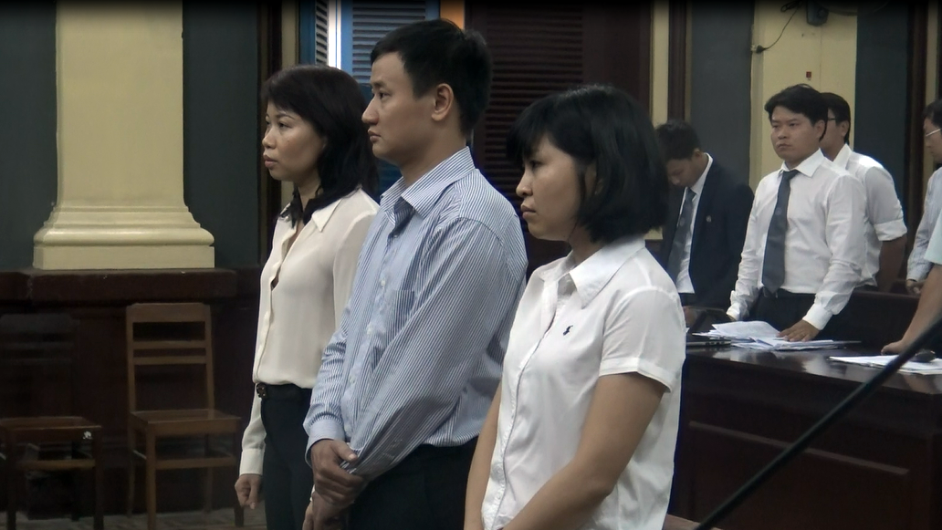 Bị cáo Huỳnh Thị Trinh (ngoài cùng bên trái) và các đồng phạm tại tòa - Ảnh: Tâm Lụa