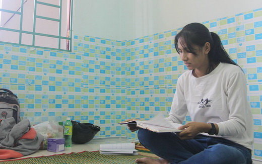 Bạn Nguyễn Thị Hương Nguyệt (thí sinh tự do, trường THPT số 2 Phù Cát) đang ôn bài tại phòng trọ chuyển bị cho kỳ thi THPT quốc gia năm nay. Ảnh: THÁI THỊNH