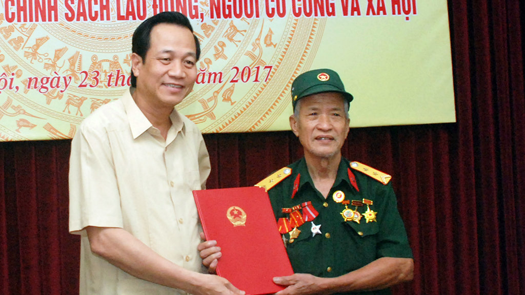 Bộ trưởng Bộ LĐTB&XH Đào Ngọc Dung trao bằng khen của Bộ cho lão nông Nguyễn Tiến Lãng (mặc quân phục bộ đội) và Nguyễn Công Uẩn