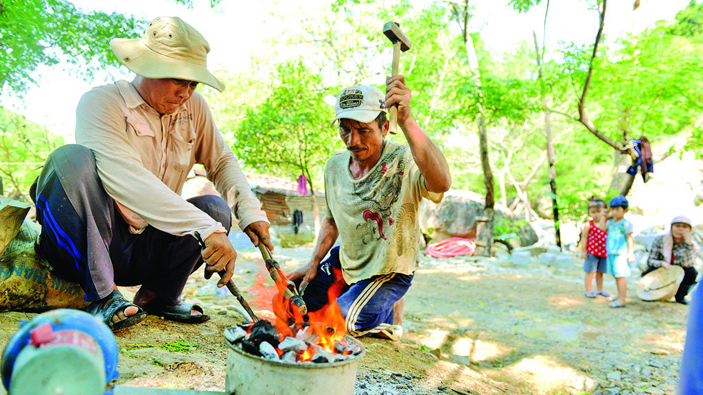 Thợ làm đá rèn các mũi đục để phá những tảng đá lớn