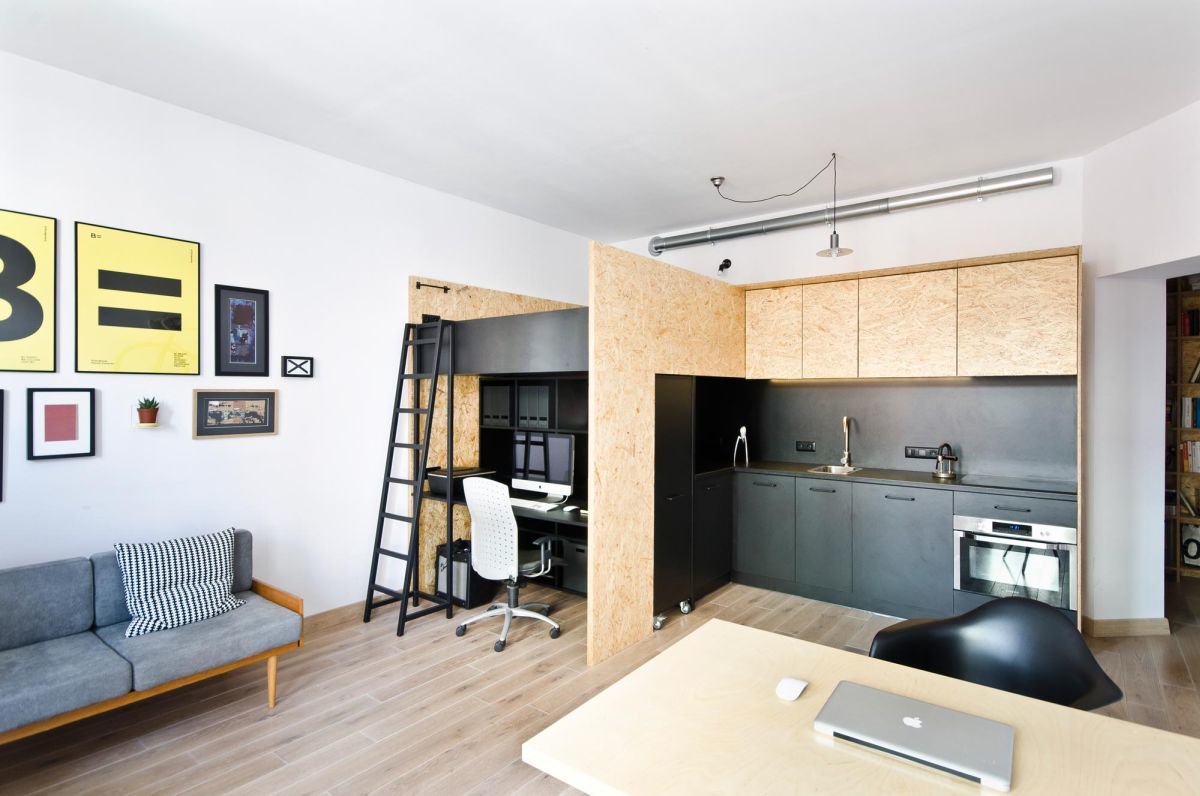 Một căn hộ ở Ba Lan, được thiết kế tận dụng không gian với chiếc giường gác xếp trên cao phía dưới là bếp, góc làm việc , sofa tiếp khách như một studio.