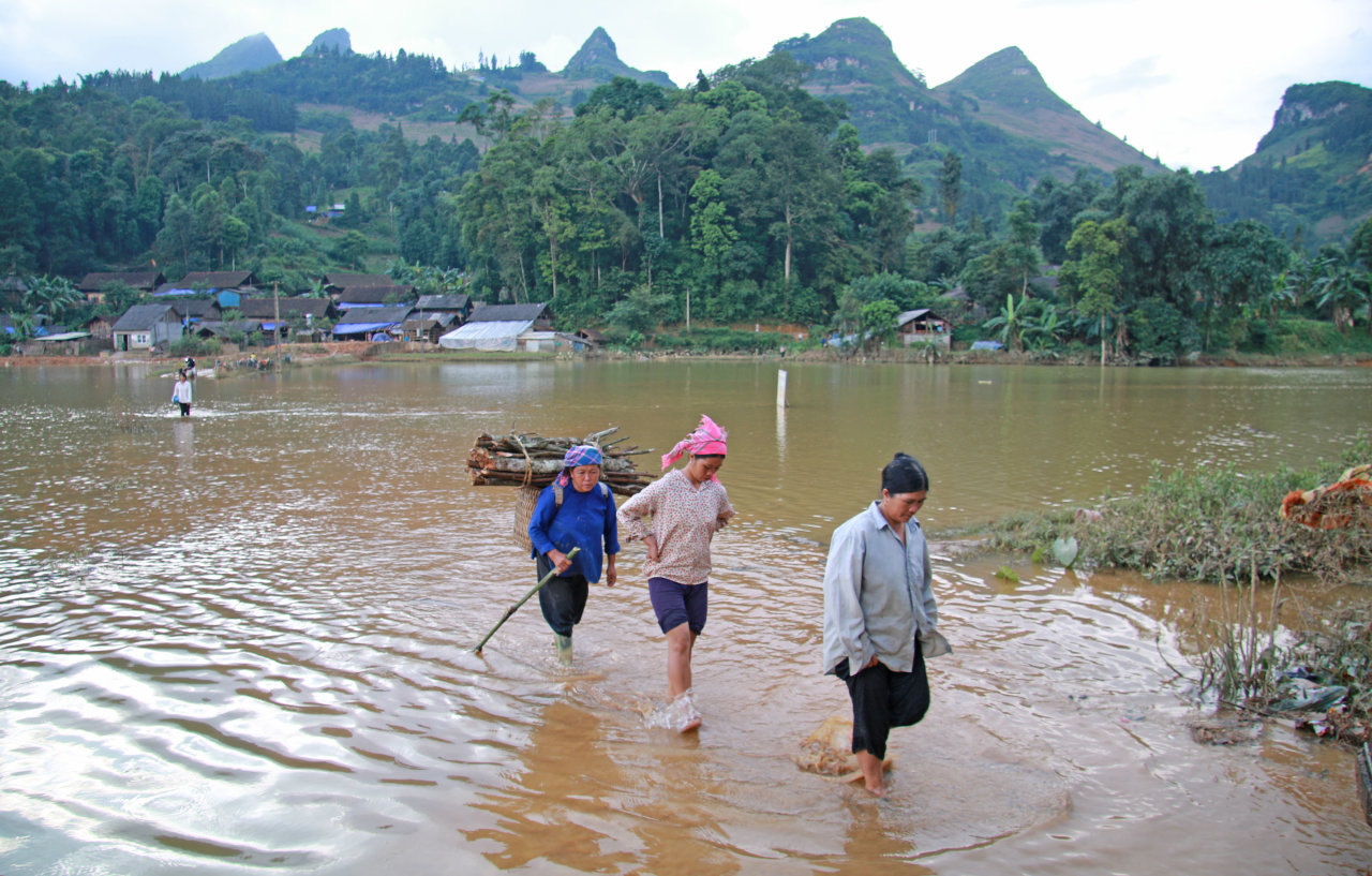 Đã qua 5 ngày nhưng nước lũ vẫn chưa rút hết, con đường duy nhất dẫn vào thôn vẫn còn bị ngập nước - Ảnh: DANH TRỌNG