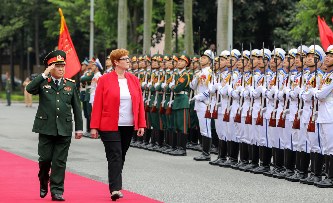 Bộ trưởng Quốc phòng Ngô Xuân Lịch và người đồng cấp Australia Marise Payne duyệt đội danh dự tại lễ đón ở Hà Nội ngày 24-8 - Ảnh: VIỆT DŨNG