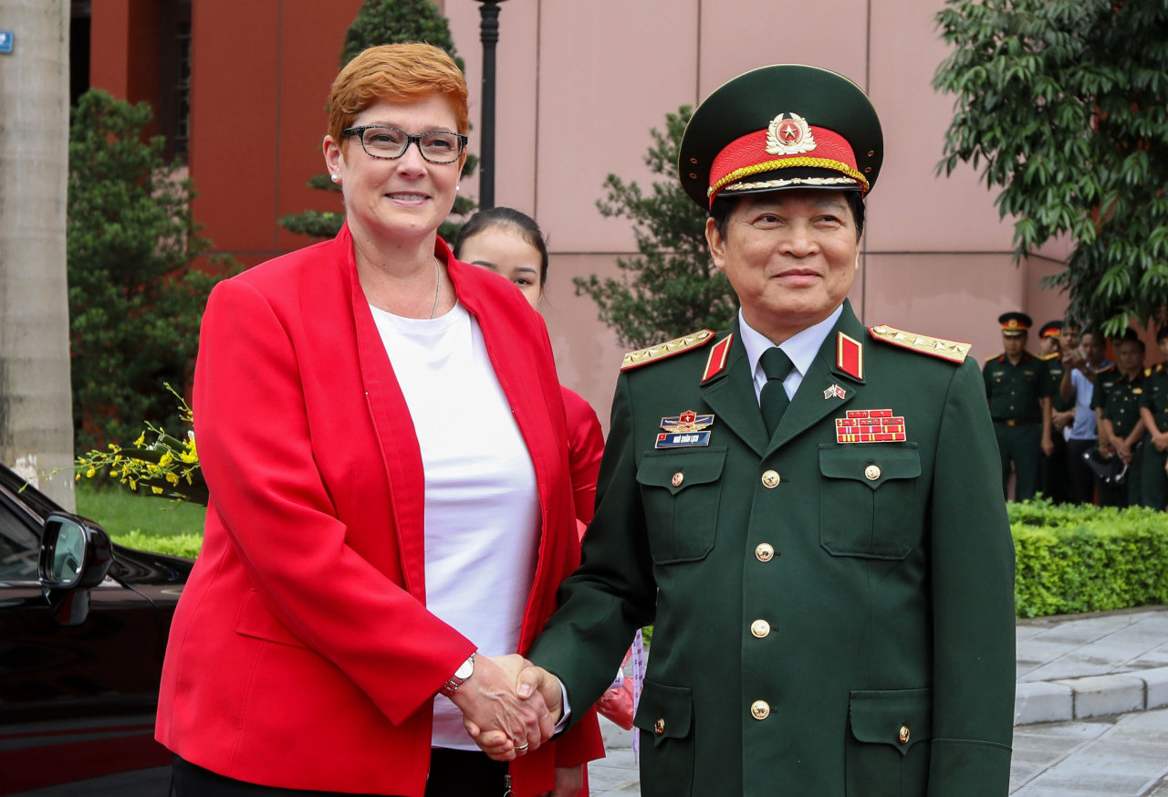 Bộ trưởng Quốc phòng Ngô Xuân Lịch bắt tay người đồng cấp Australia Marise Payne ở Hà Nội ngày 24-8 - Ảnh: VIỆT DŨNG