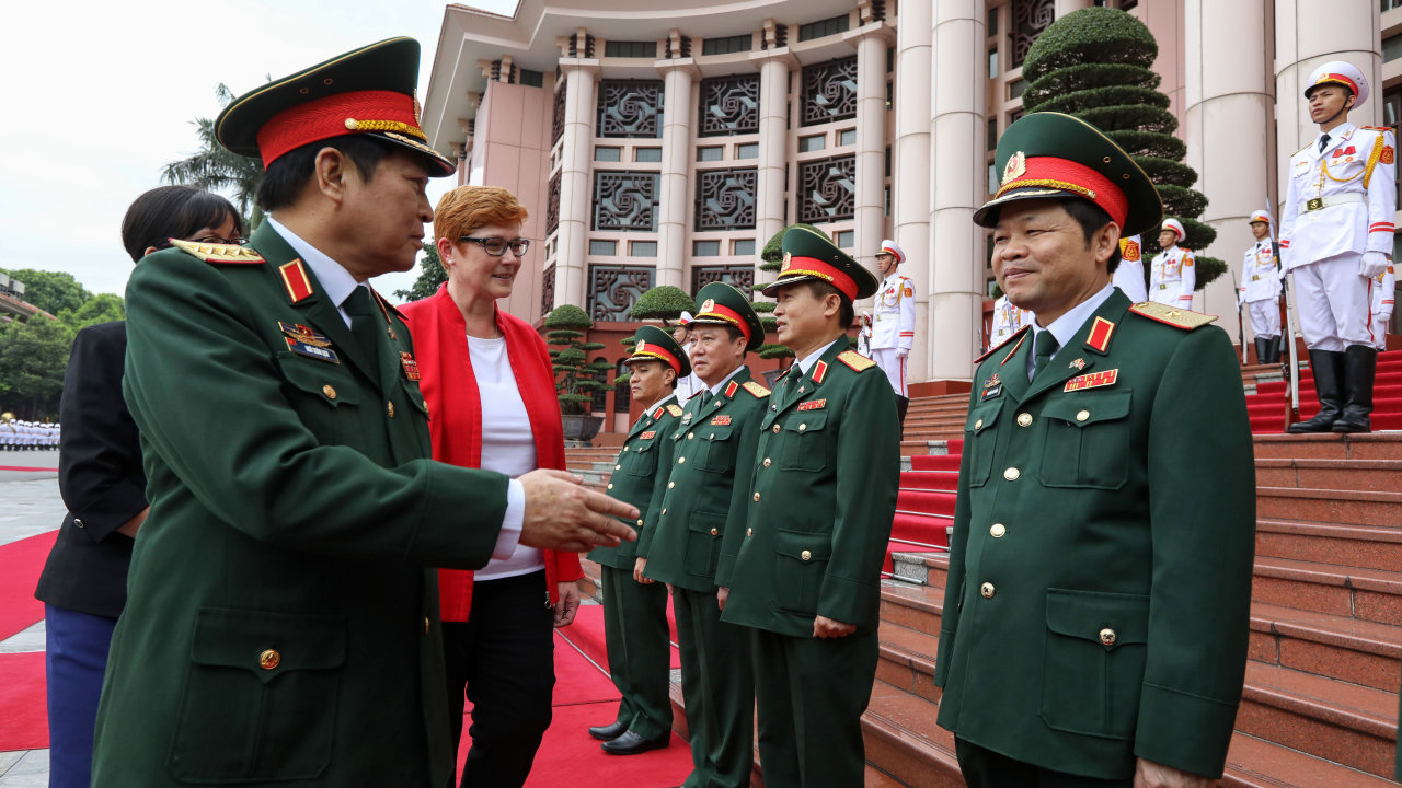 Bộ trưởng Quốc phòng Ngô Xuân Lịch giới thiệu các quan chức quốc phòng Việt Nam với bà Marise Payne - Ảnh: VIỆT DŨNG