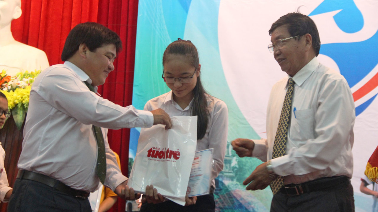 Phó Tổng biên tập Phụ trách báo Tuổi Trẻ Lê Thế Chữ (trái) cùng ông  Nguyễn Văn Mễ, chủ tịch Hội Khuyến học tỉnh Thừa Thiên - Huế trao học bổng cho tân sinh viên - Ảnh: MINH AN