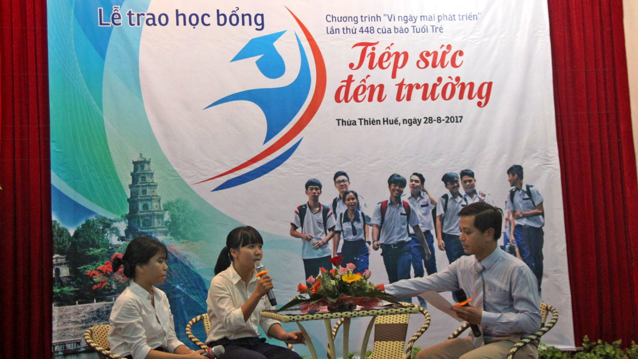 Các tân sinh viên nghèo tham gia giao lưu tại lễ trao học bổng - Ảnh: MINH AN