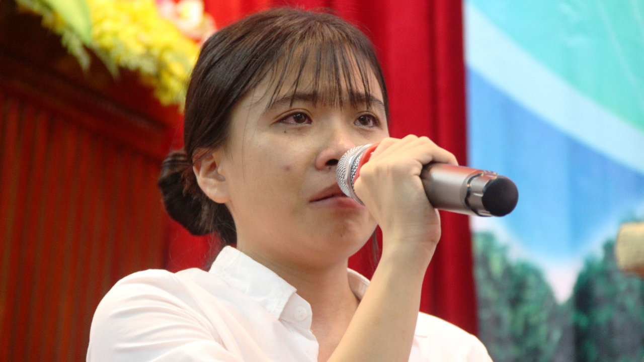Em Nguyễn Thị Anh Thi, tân sinh viên trường ĐH Nghệ thuật - ĐH Huế khóc khi kể về chính hoàn cảnh éo le của mình - Ảnh: MINH AN