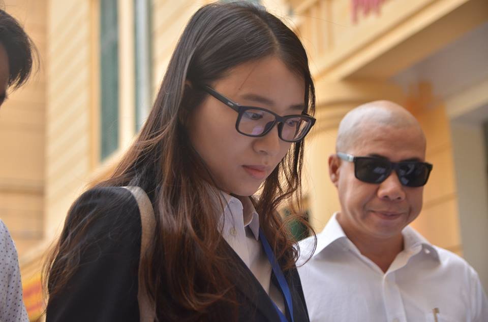 Diễn viên Quỳnh Tứ đến phiên tòa - Ảnh: TÂM LỤA