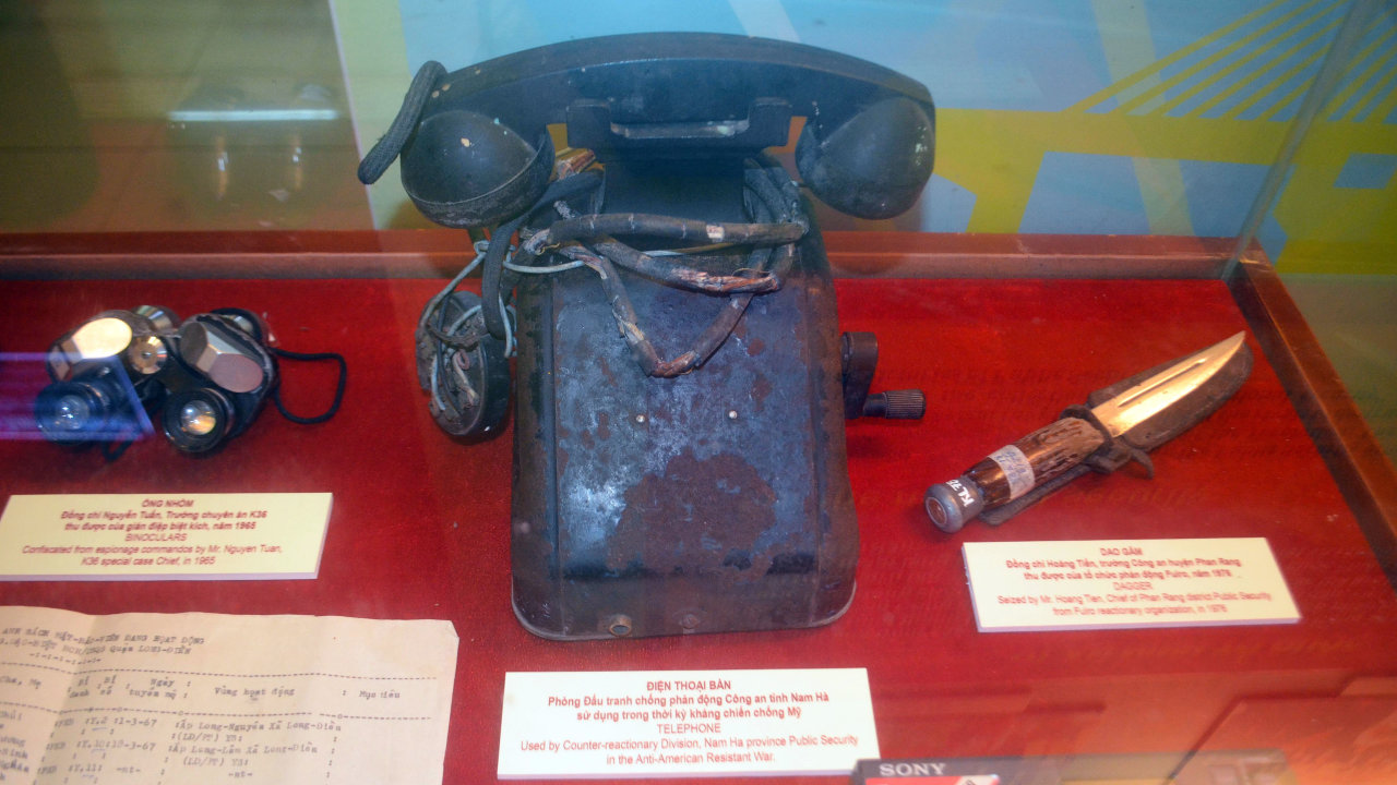 Kỷ vật điện thoại bàn được Phòng đấu tranh chống phản động Công an tỉnh Nam Hà sử dụng trong kháng chiến chống Mỹ - Ảnh: TẤN LỰC