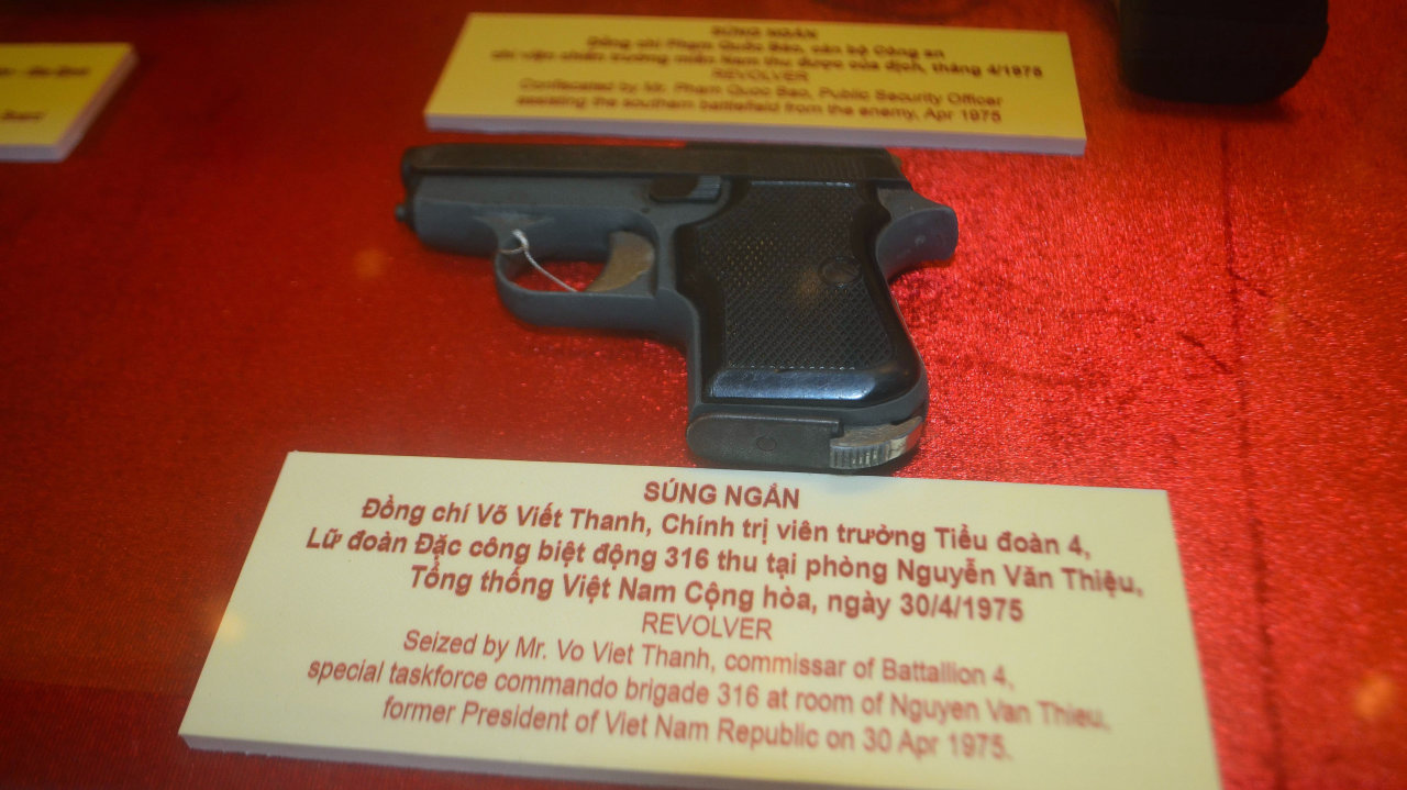 Súng ngắn được đồng chí Võ Viết Thanh, chính trị viên trưởng Tiểu đoàn 4, Lữ đoàn đặc công biệt động 316, thu tại phòng Nguyễn Văn Thiệu, Tổng thống Việt Nam Cộng Hòa, ngày 30-4-1975