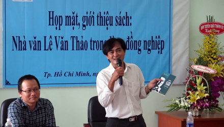 Nhà thơ Phan Hoàng - Phó Chủ tịch Hội Nhà văn TPHCM - giới thiệu tập sách kỷ niệm của bạn văn đối với Lê Văn Thảo - Ảnh: L.Điền