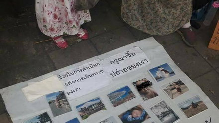 Hình ảnh hai mẹ con người nước ngoài bán ảnh ở Thái Lan - Ảnh: Facebook