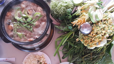 Lẩu mắm Việt Nam với gia vị và nguyên liệu từ nhiều vùng đất. Ảnh: Gia Tiến