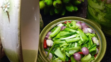 Muối dưa chua ngày xưa cho tết ngày nay: Giữ một chút men lành