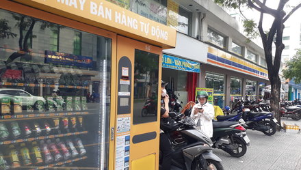 Máy bán hàng tự động ở Việt Nam:Từ nhà ra phố
