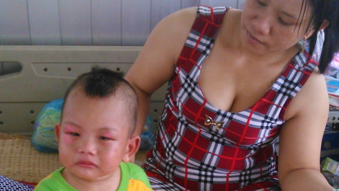 Bé Minh Khôi và mẹ ở bệnh viện ngày 16-12