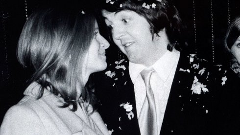 Paul McCartney, thành viên kết hôn muộn nhất nhóm The Beatles, chụp ảnh cùng cô dâu Linda Eastman và con gái Heather