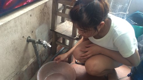 Vòi nước của một hộ dân tại quận Thanh Xuân sáng nay không có một giọt nước - Ảnh: Lâm Hoài