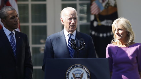Ảnh: Phó tổng thống Joe Biden (giữa) chính thức tuyên bố rời cuộc đua vào Nhà Trắng - Ảnh: Reuters