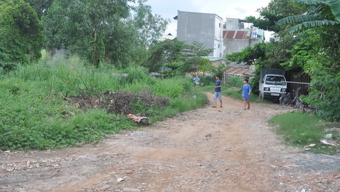 Vị trí suối Đá hiện là đường đi nhưng trong quy hoạch là suối nên dải đất hai bên suối thành đất hạ tầng, khiến đất ông Lân bị từ chối cấp giấy chủ quyền đất ở - Ảnh: D.N.Hà