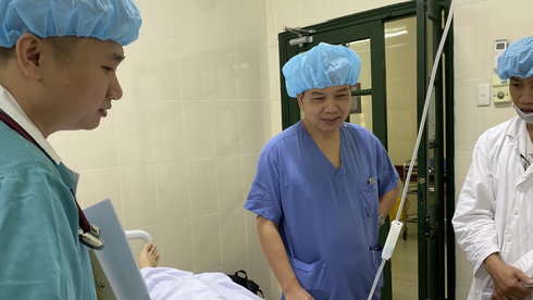 Khám chữa bệnh: Phải cân bằng trong - ngoài