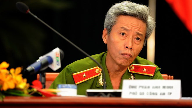 Thiếu tướng Phan Anh Minh lắng nghe câu hỏi của các đại biểu tại phiên chất vấn trực tiếp tại hội trường sáng 6-12 - Ảnh: Minh Đức