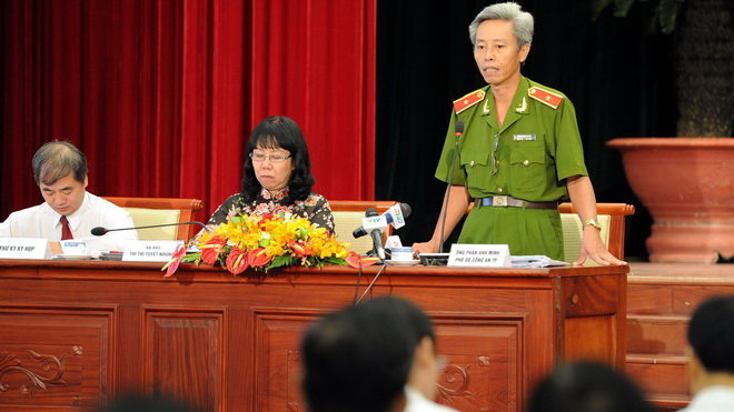 Thiếu tướng Phan Anh Minh, phó giám đốc công an TP.HCM trả lời câu hỏi chất vấn của các đại biểu sáng 6-12 - Ảnh: Minh Đức