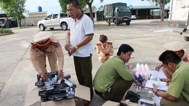 Số thuốc kích dục và mỹ phẩm do Trung Quốc sản xuất cùng chiếc xe khách bị CSGT Thanh Hóa bắt giữ chiều 12- 8- Ảnh: Hà Đồng