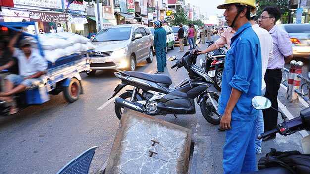 Hiện trường vụ nắp hố ga bị hất văng lên sau vụ nổ