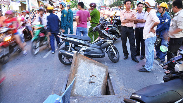 Hiện trường vụ nắp hố ga bị hất văng lên sau vụ nổ