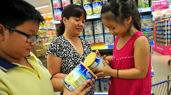 Phần lớn các mặt hàng sữa bột dành cho trẻ dưới 6 tuổi đều bán thấp hơn giá trần tối đa - Ảnh: T.Đạm
